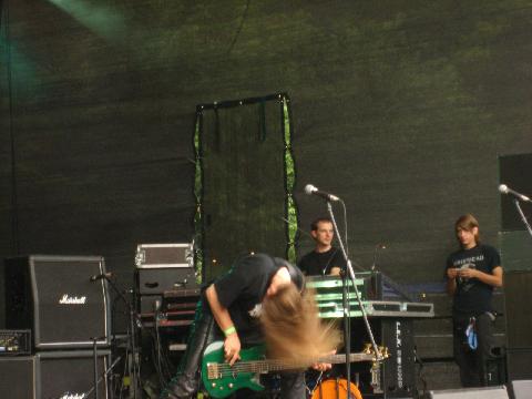 qom10